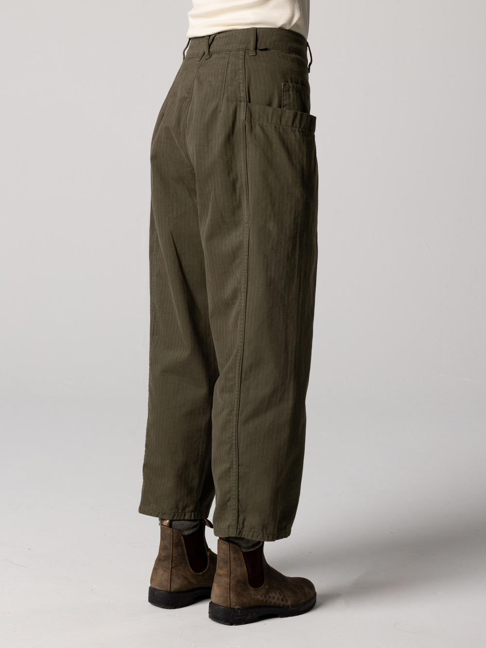Women Organic Cotton Barrel Trouser in Olive - Croft