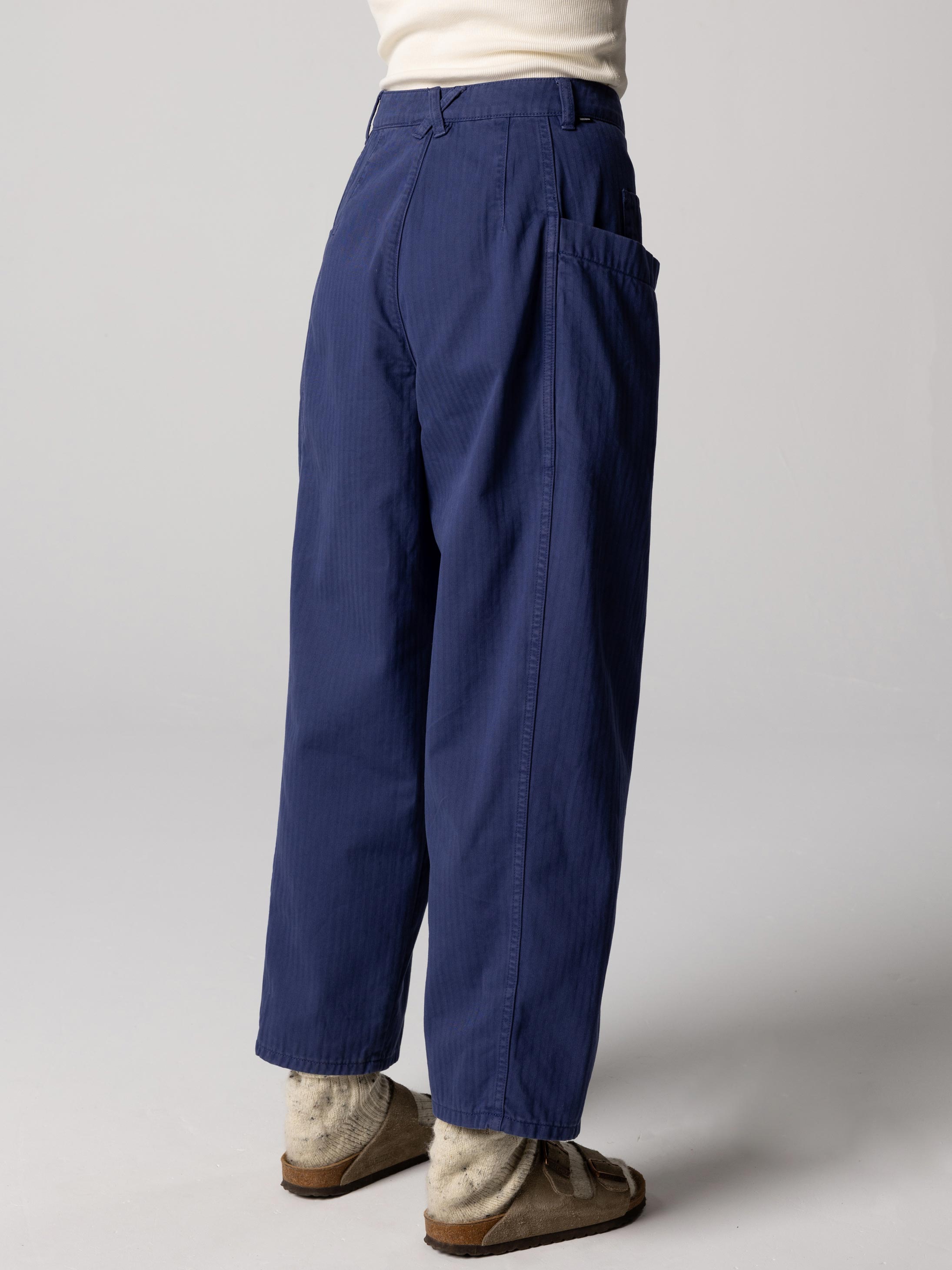 Women Organic Cotton Barrel Trouser in Navy - Croft
