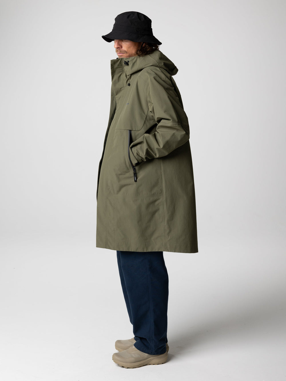 Men Recycled Longline Waterproof in Olive