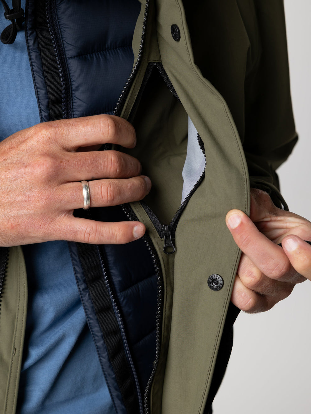 Men Recycled Longline Waterproof in Olive
