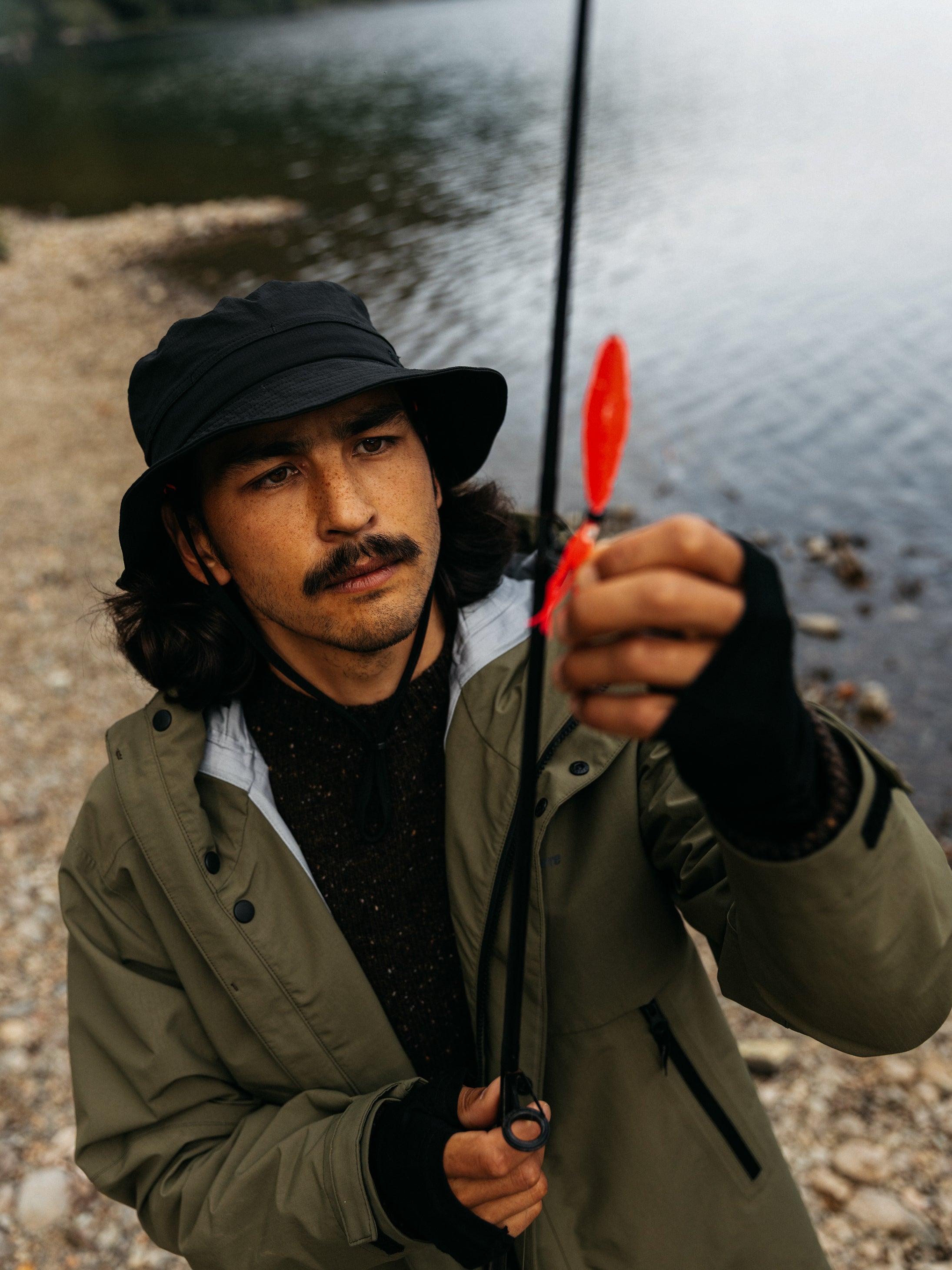 Men Recycled Longline Waterproof in Olive