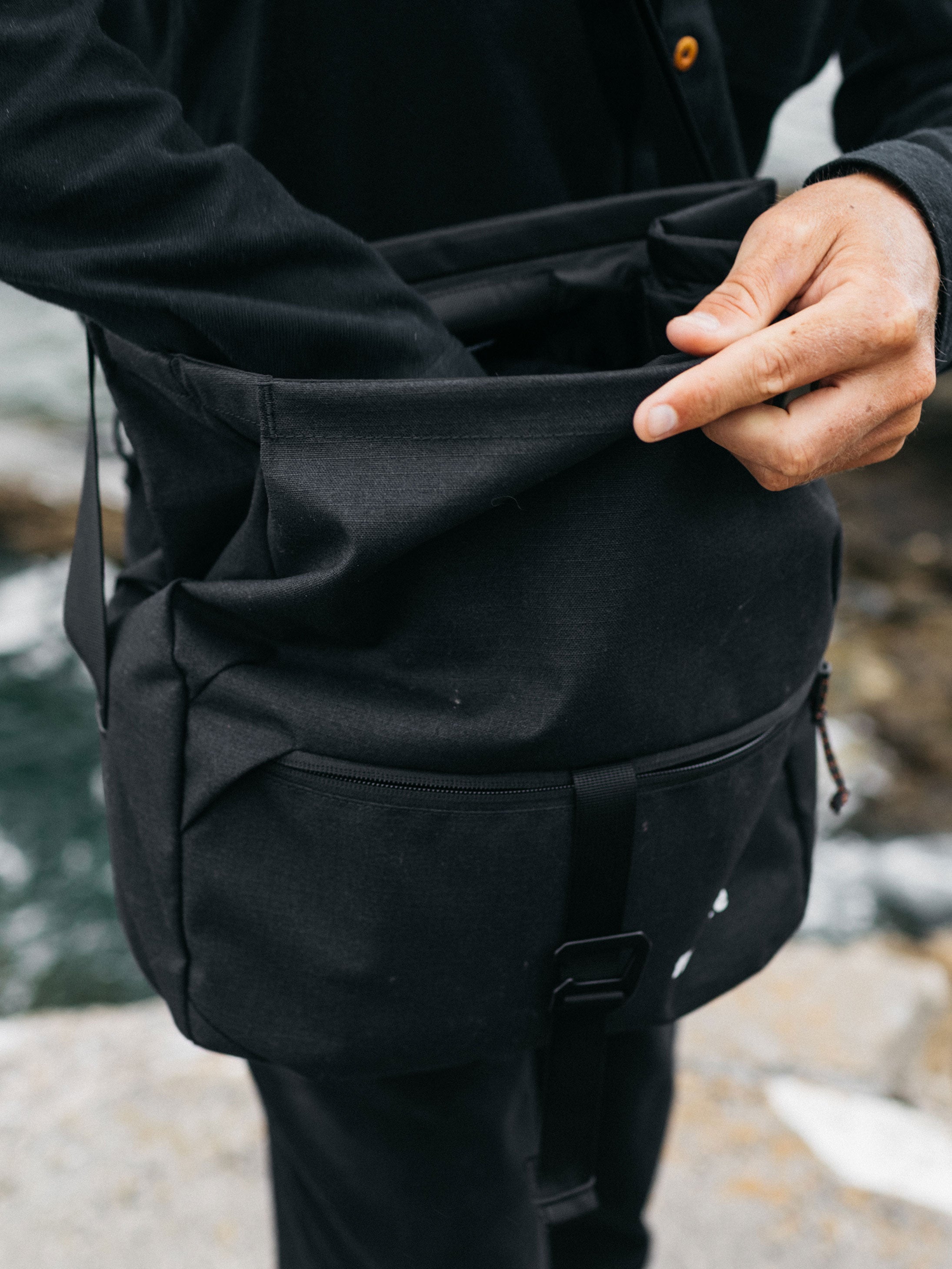 Men/Women Nautilus Crossbody Bag in Black