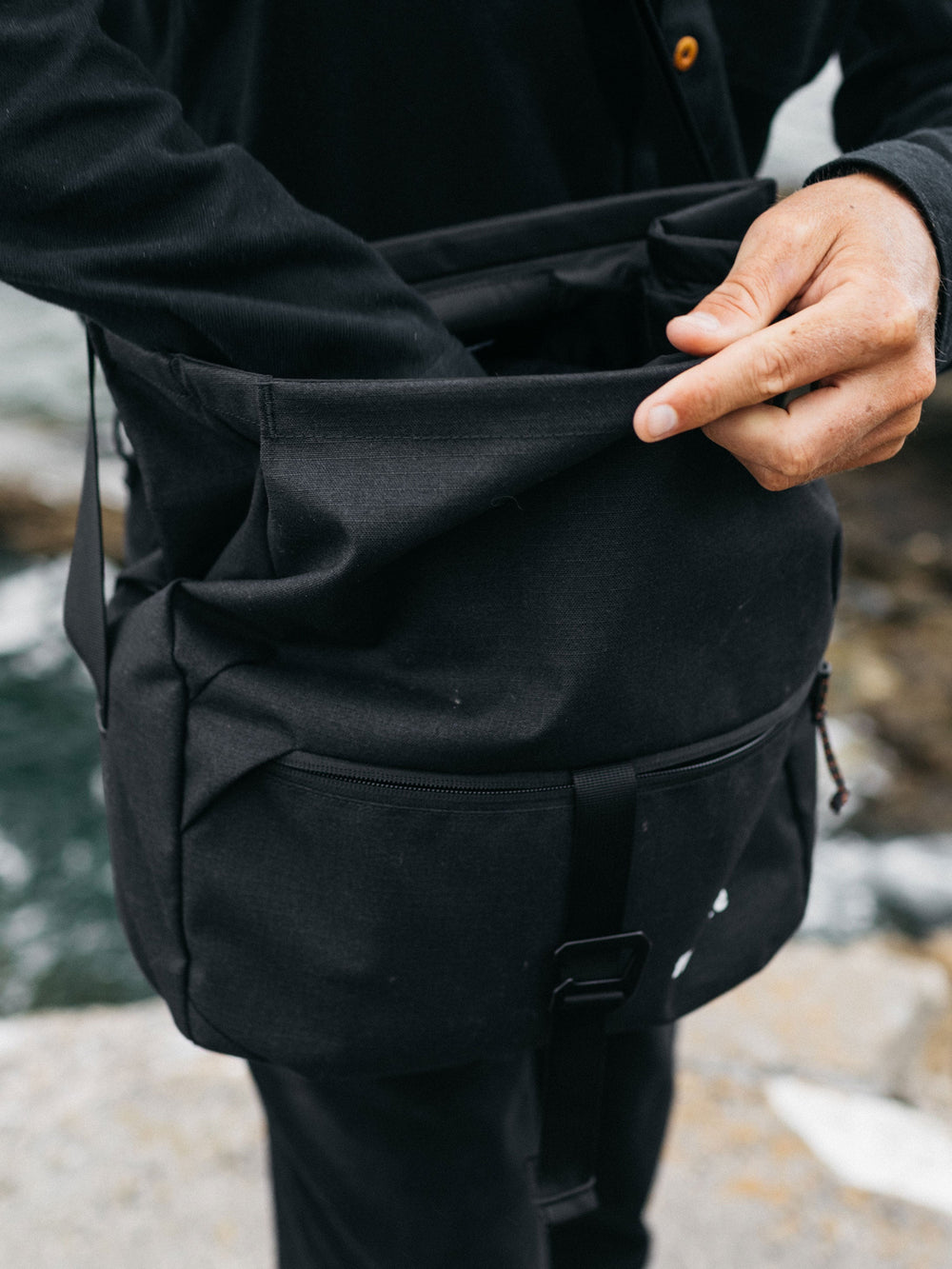 Men/Women Nautilus Crossbody Bag in Black