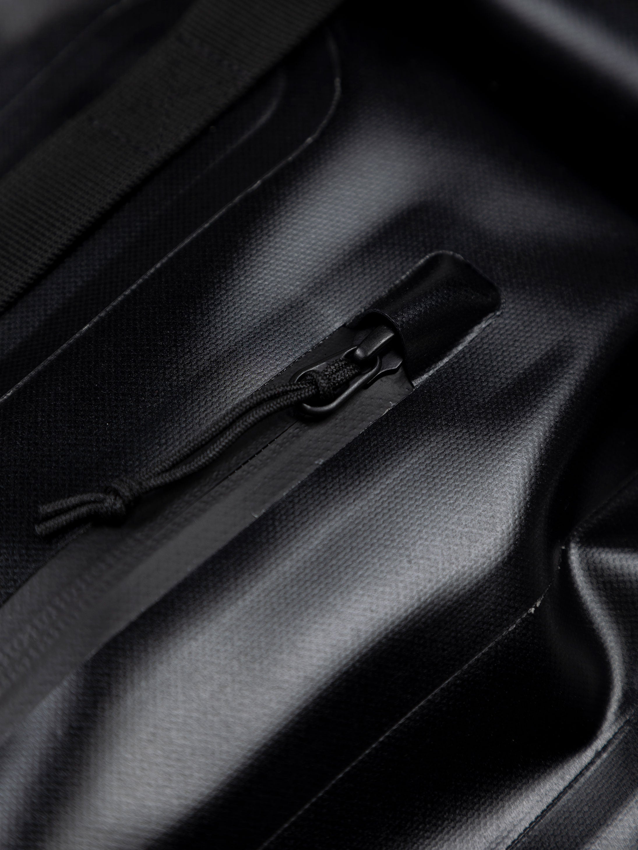 Men/Women 20L Waterproof Roll Top Backpack in Black
