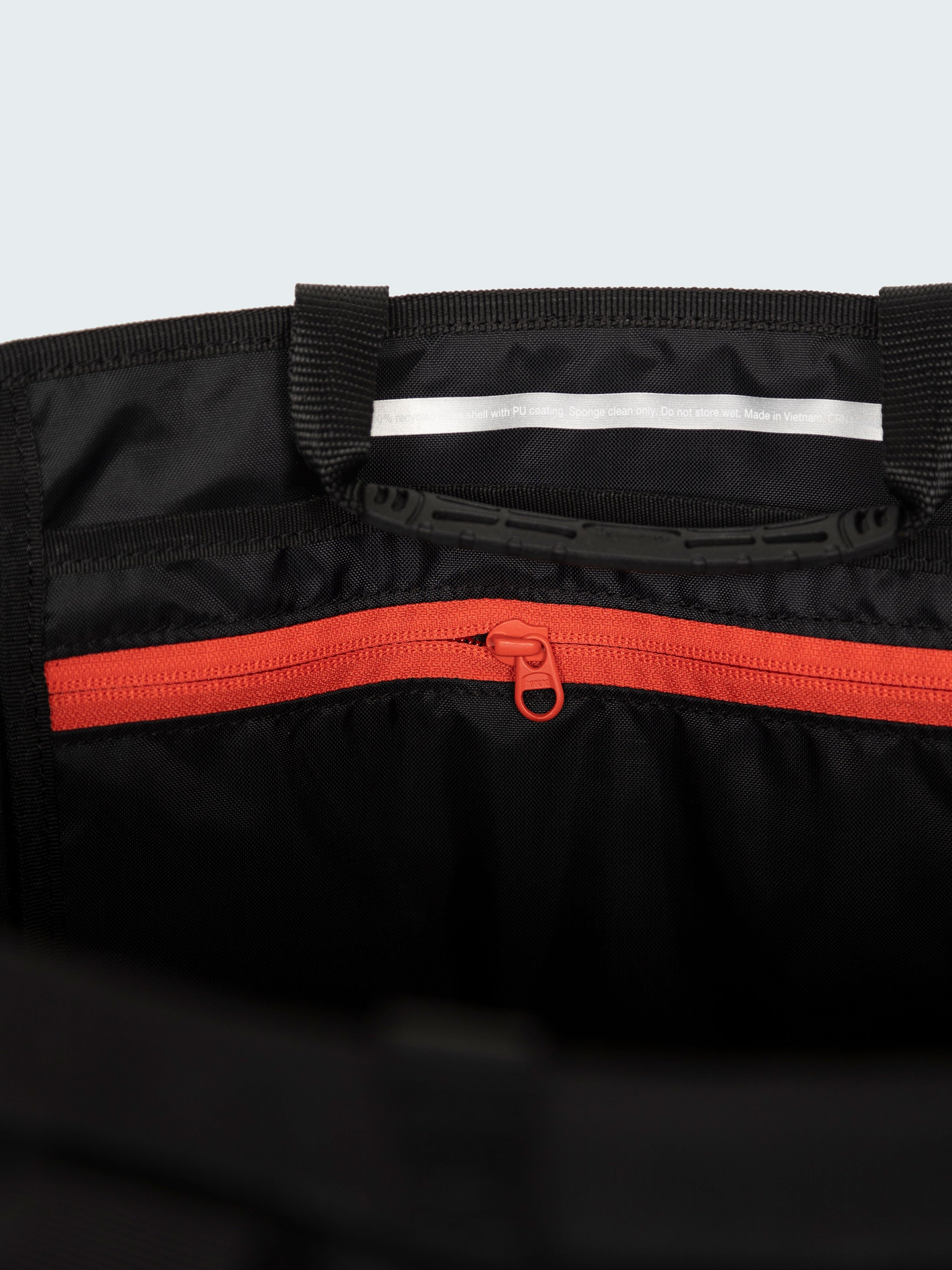 Men/Women Waterproof 35L Tote Bag in Black - Drift